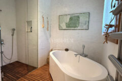 Plaja yürüme mesafesinde, havuzlu ve bahçeli geniş villa