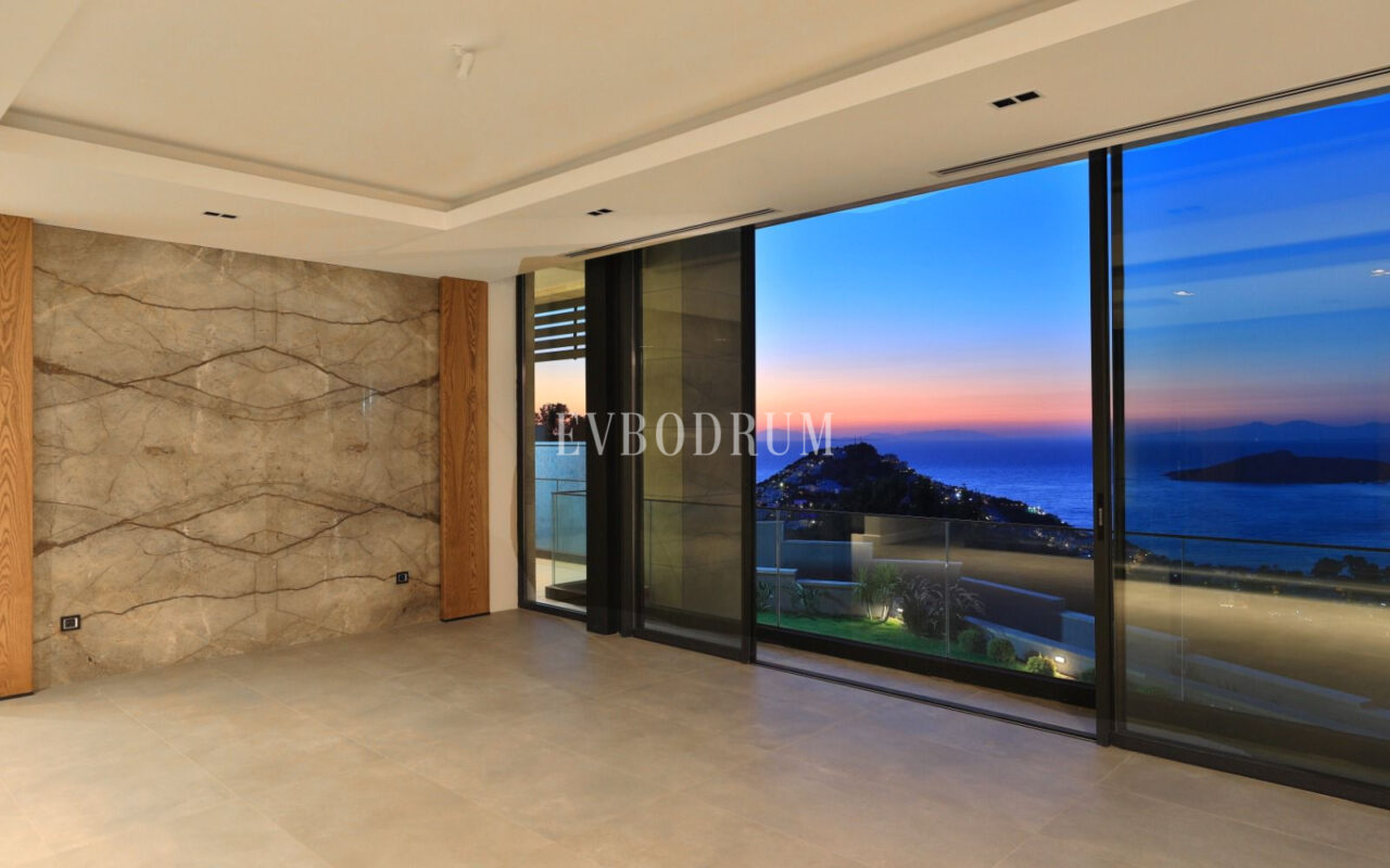 Yeni tamamlanmış, deniz manzaralı, özel havuzlu ve bahçeli villa