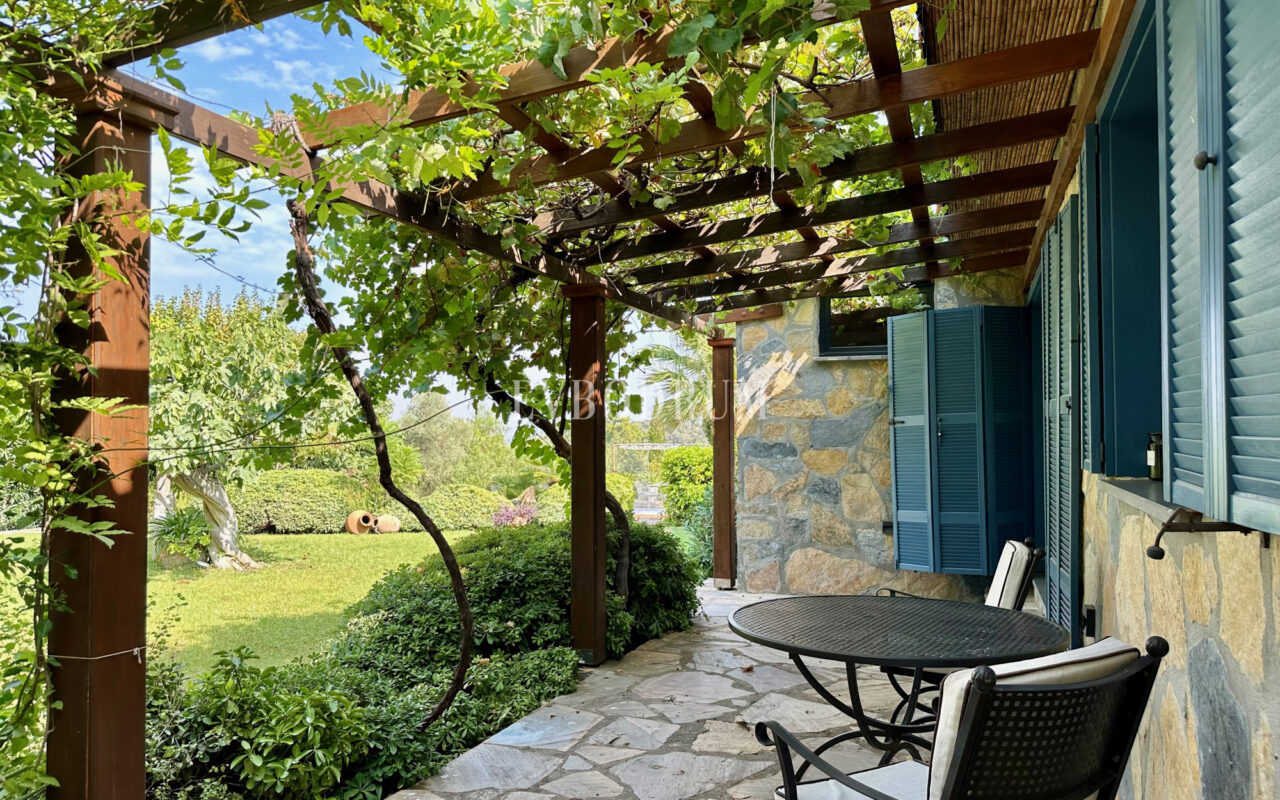 7.970 m2 arazi içinde harika, havuzlu taş ev ve misafirhanesi