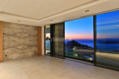 Yeni tamamlanmış, deniz manzaralı, özel havuzlu ve bahçeli villa