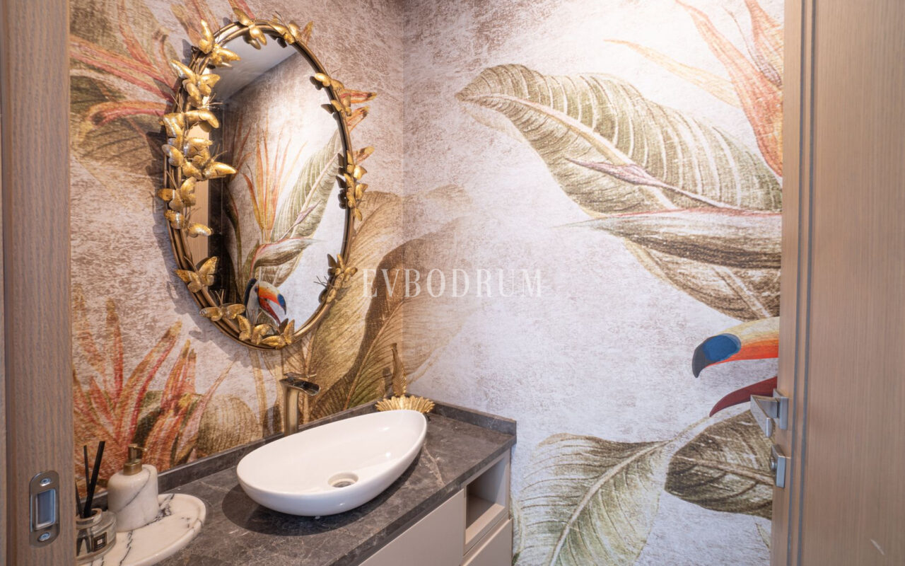 Plajlı sitede, özel havuzlu villa