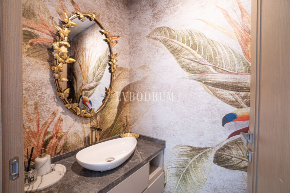 Plajlı sitede, özel havuzlu villa