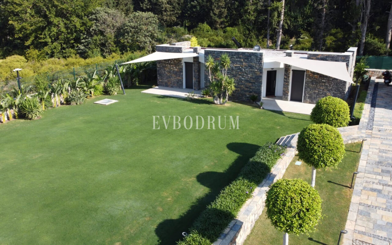 Bitez’de 2 Havuzlu, Misafir Evli Büyük Bahçeli Villa