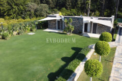 Bitez’de 2 Havuzlu, Misafir Evli Büyük Bahçeli Villa