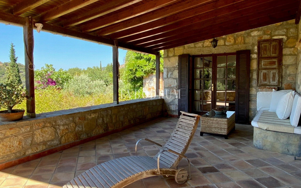 Geniş Bahçeli ve Özel Havuzlu Kiralık Taş Ev