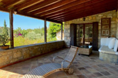 Geniş Bahçeli ve Özel Havuzlu Kiralık Taş Ev