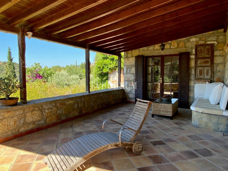 Geniş Bahçeli ve Özel Havuzlu Kiralık Taş Ev – Görsel 5