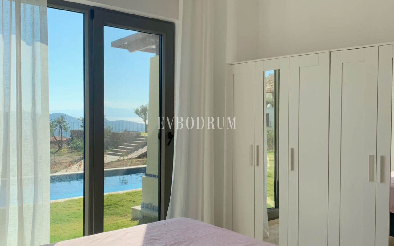 Gümüşlük'te bahçe içinde, havuzlu villa