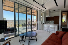 Modern, havuzlu ve geniş bahçeli villa