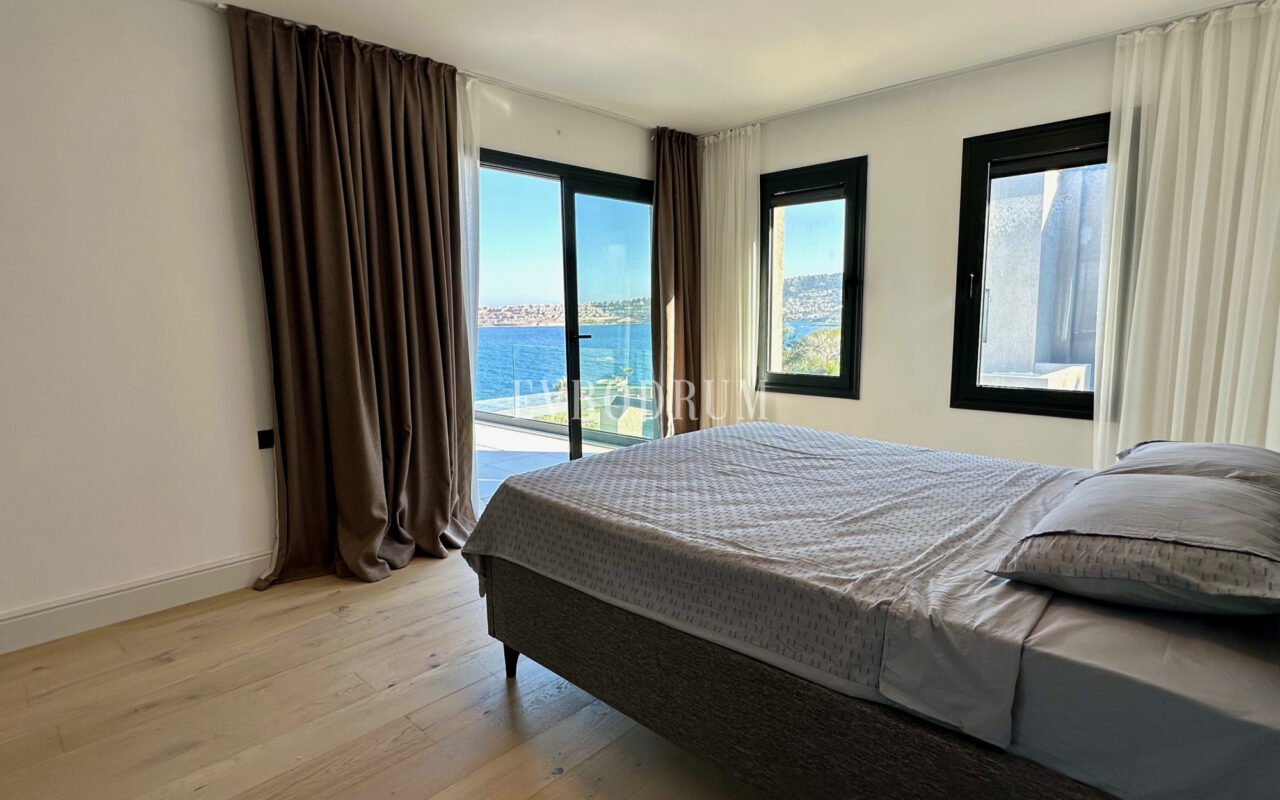 Ön sırada, havuzlu ve plaja erişimli yeni villa