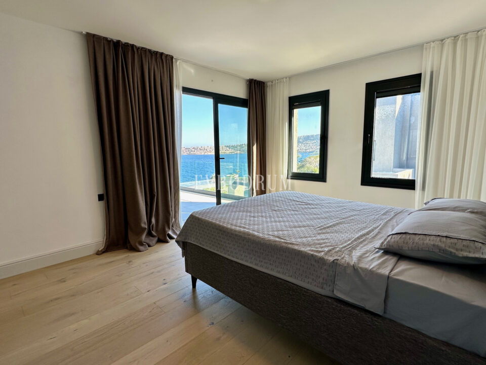 Ön sırada, havuzlu ve plaja erişimli yeni villa – Görsel 9