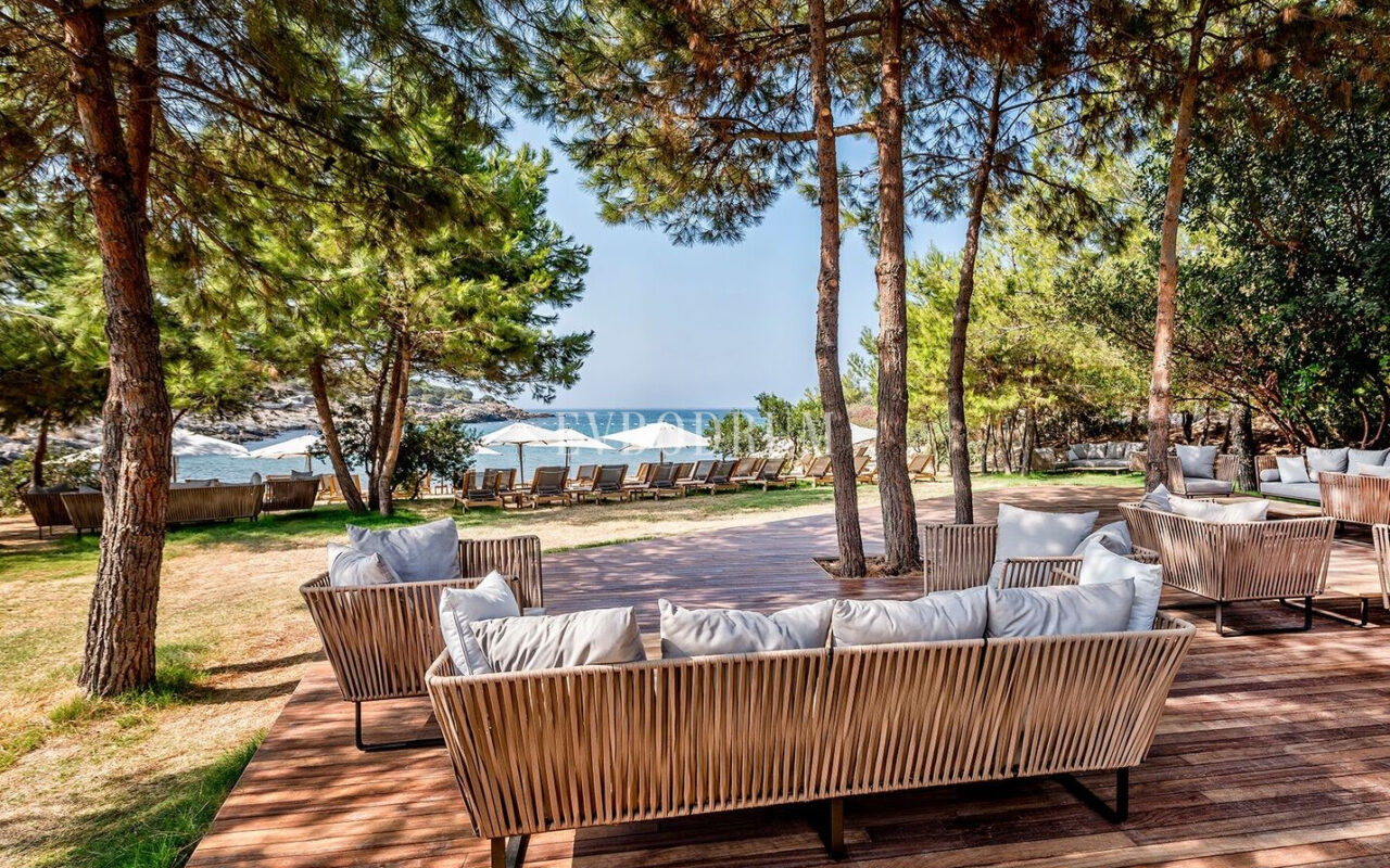 Özel Havuzlu ve Bahçeli Denize Sıfır Villa