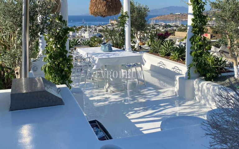 Zarif ve özel, havuzlu, manzaralı şehir evi – 1A