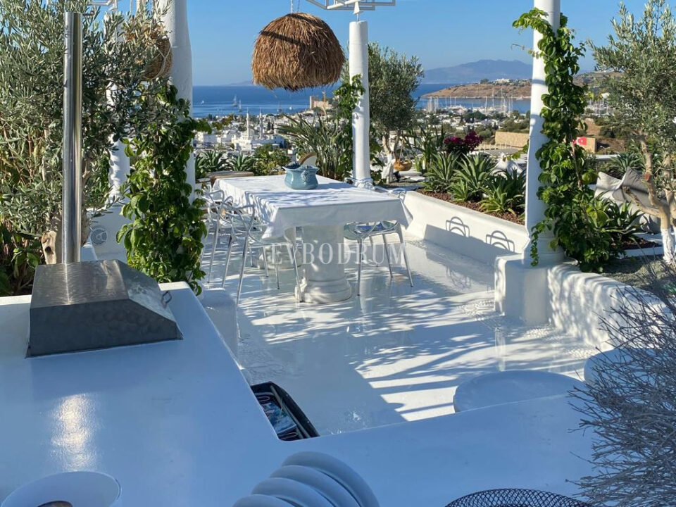 Elegant unique town villa with pool and sea view