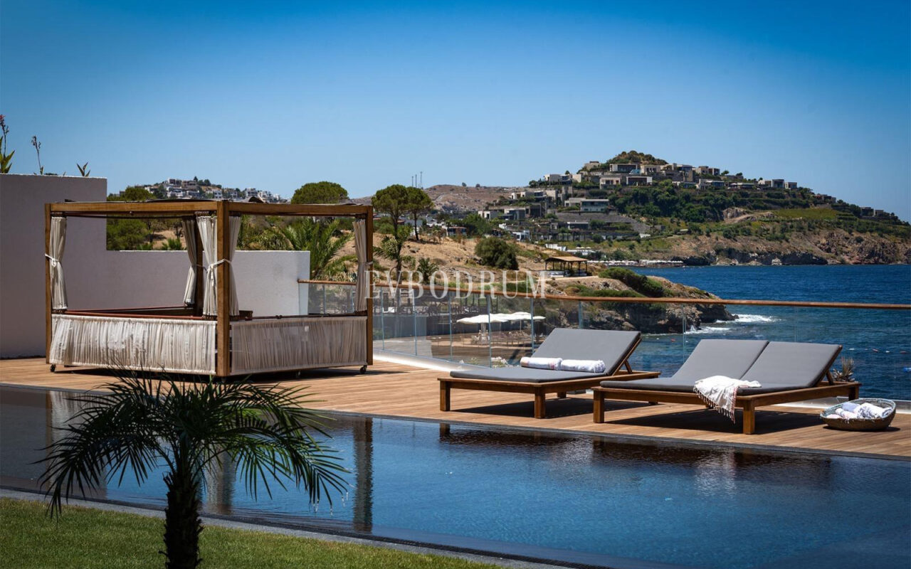 Yalıkavak'ta denize sıfır, özel iskeleli lüks villa