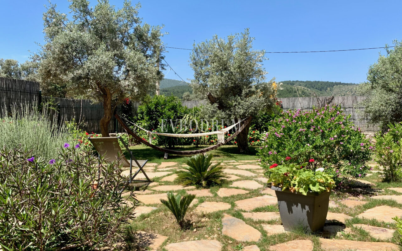 Yalıçiftlik’te tek katlı, bahçeli müstakil ev