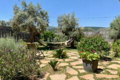 Yalıçiftlik’te tek katlı, bahçeli müstakil ev