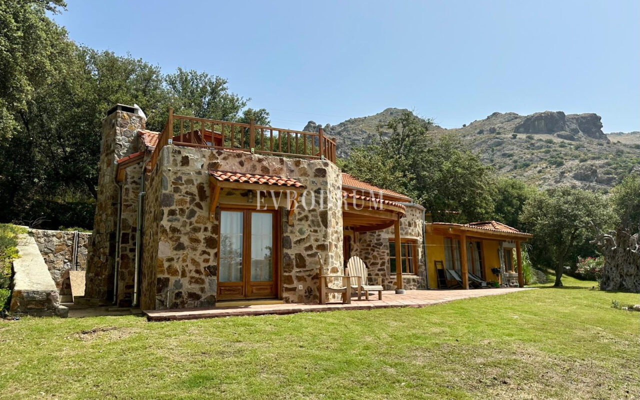 Gümüşlük, Karakaya’da bahçe içinde müstakil taş villa