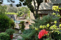 Plaja yürüme mesafesinde, havuzlu ve bahçeli geniş villa