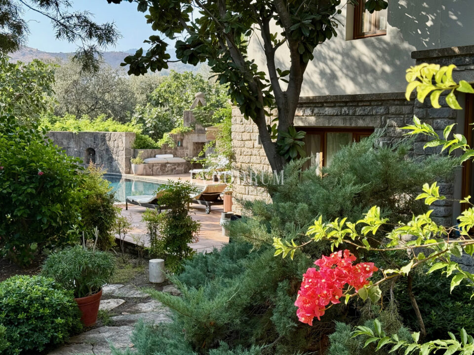 Grosse Villa mit Pool und Garten im Herzen von Türkbükü