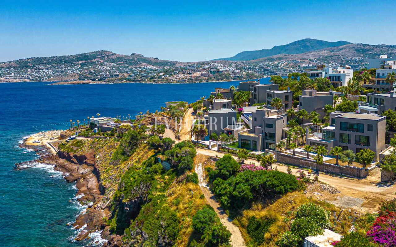 Ön sırada, havuzlu ve plaja erişimli yeni villa