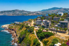 Ön sırada, havuzlu ve plaja erişimli yeni villa