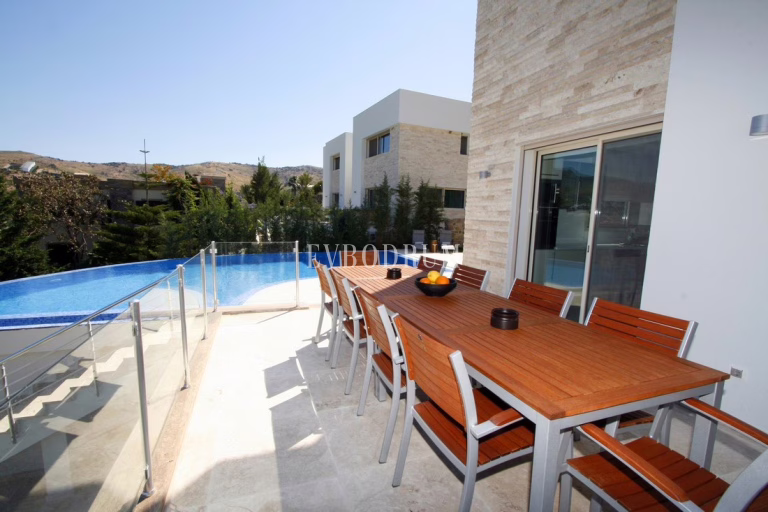 Moderne grosszügige Villa mit Privatpool und Meerblick – Foto 15