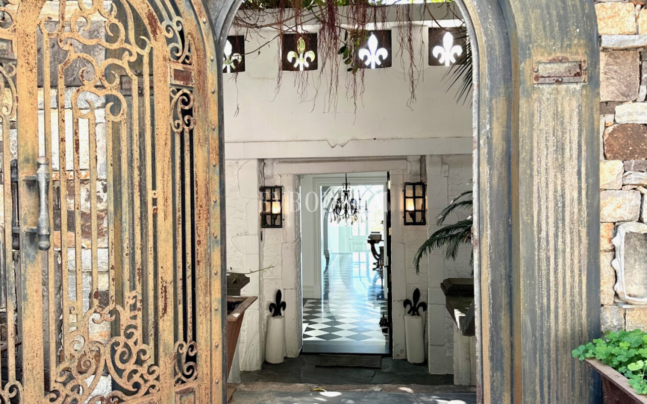 Zarif ve özel, havuzlu, manzaralı şehir evi