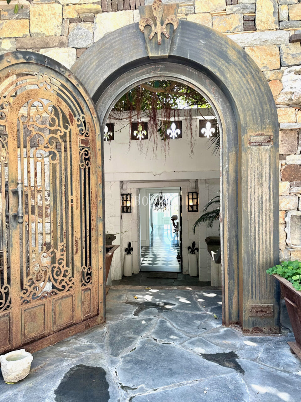 Elegant unique town villa with pool and sea view