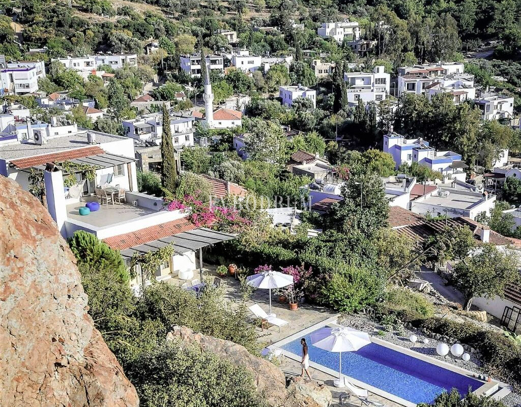 Havuzlu ve Panoramik Deniz Manzaralı Şık Ev