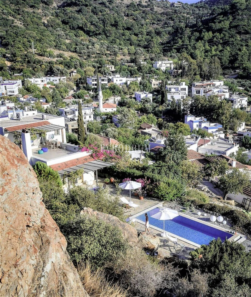 Havuzlu ve Panoramik Deniz Manzaralı Şık Ev – Görsel 2