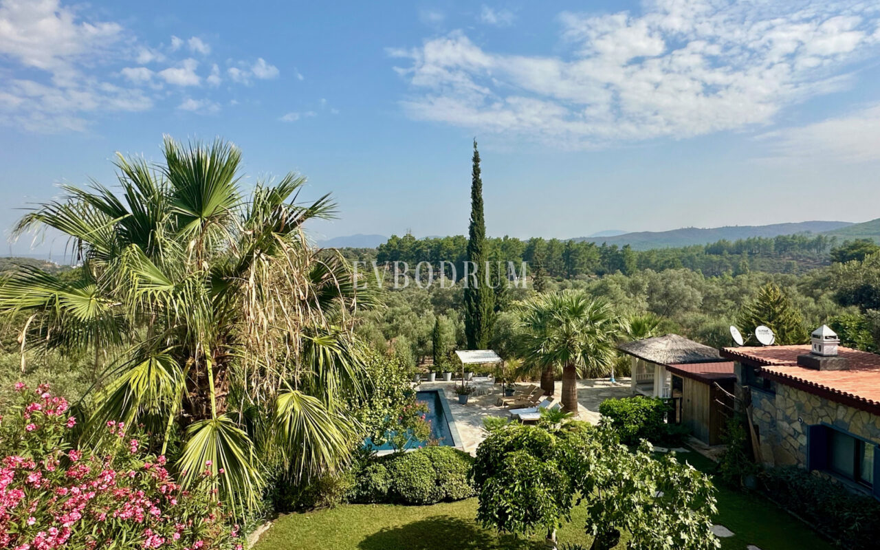 7.970 m2 arazi içinde harika, havuzlu taş ev ve misafirhanesi