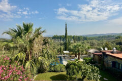 7.970 m2 arazi içinde harika, havuzlu taş ev ve misafirhanesi