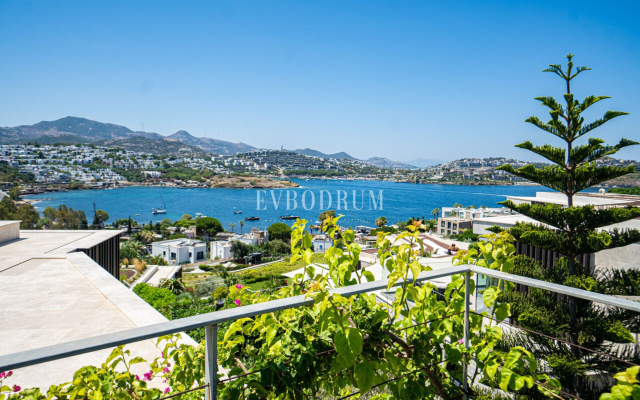 Plajlı sitede, özel havuzlu villa