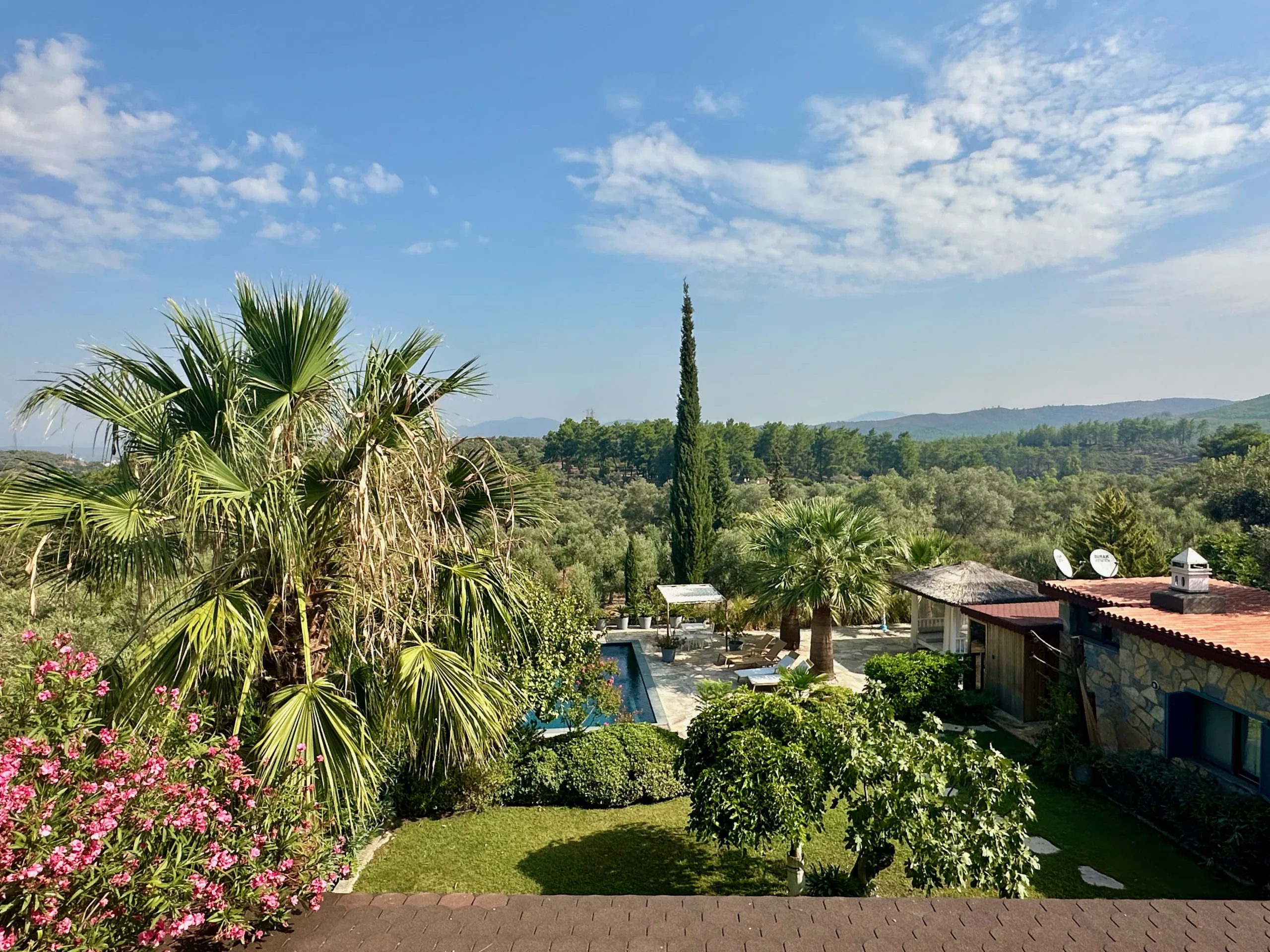 7.970 m2 arazi içinde harika, havuzlu taş ev ve misafirhanesi