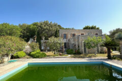 Yalıkavak’ta havuzlu ve misafirhaneli otantik taş villa