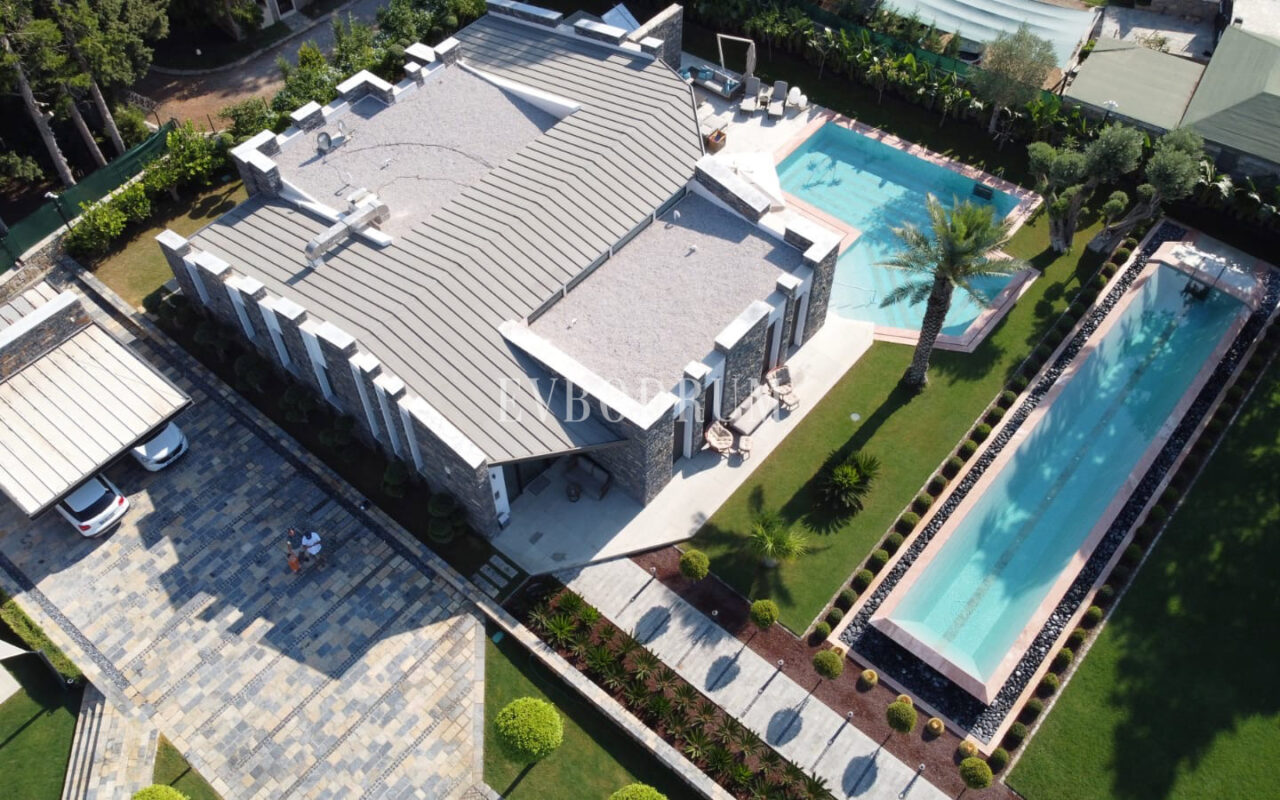 Bitez’de 2 Havuzlu, Misafir Evli Büyük Bahçeli Villa
