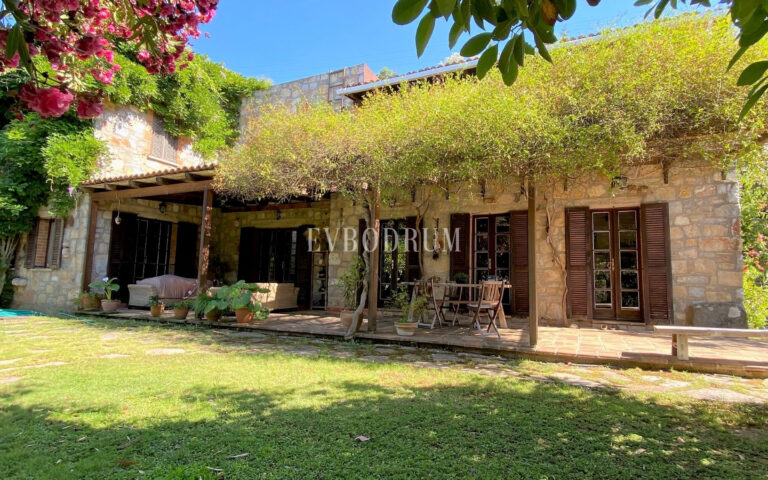 Geniş Bahçeli ve Özel Havuzlu Kiralık Taş Ev – Görsel 5