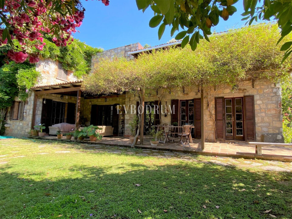 Geniş Bahçeli ve Özel Havuzlu Kiralık Taş Ev