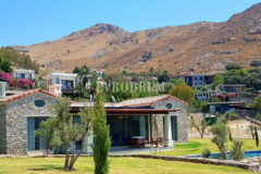 Gümüşlük'te bahçe içinde, havuzlu villa