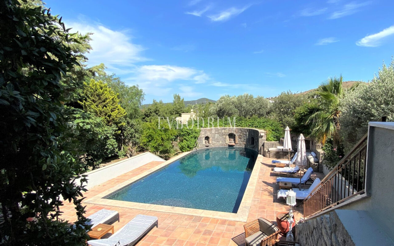 Denize Yürüme Mesafesinde Havuzlu Geniş Villa