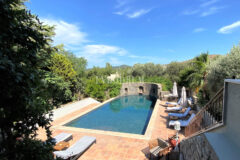 Denize Yürüme Mesafesinde Havuzlu Geniş Villa