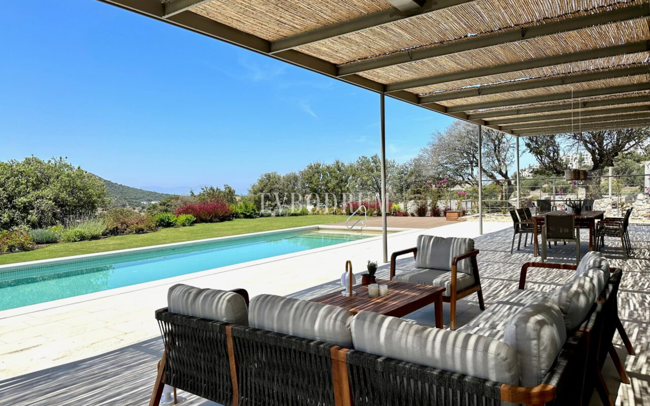 Modern, havuzlu ve geniş bahçeli villa