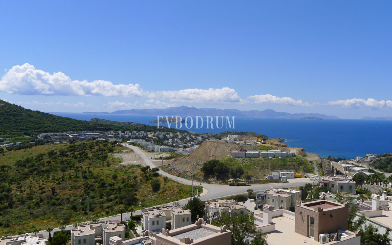 Deniz manzaralı, ortak havuzlu tripleks villa