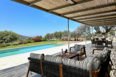 Modern, havuzlu ve geniş bahçeli villa