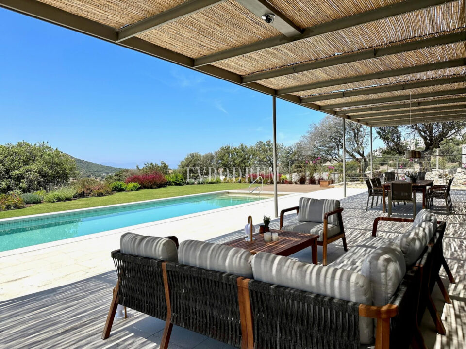 Modern, havuzlu ve geniş bahçeli villa