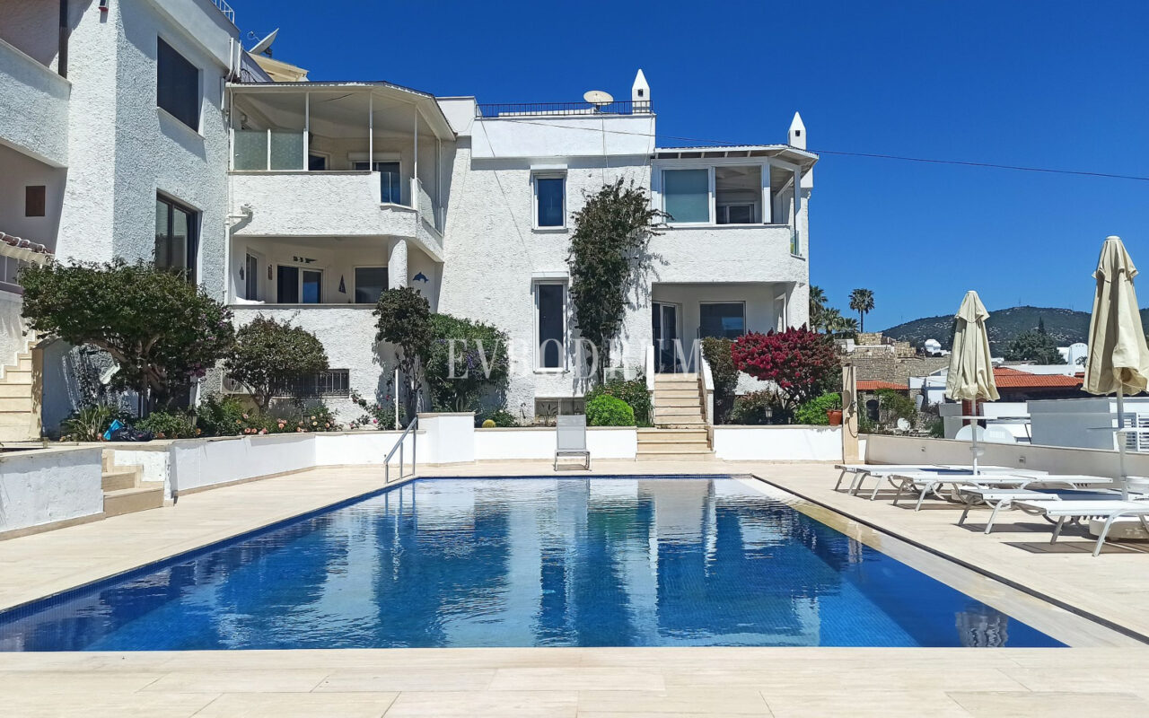 Merkezi lokasyonda, deniz manzaralı ikiz şehir evi