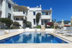 Merkezi lokasyonda, deniz manzaralı ikiz şehir evi