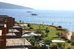 Denize sıfır özel havuzlu villa