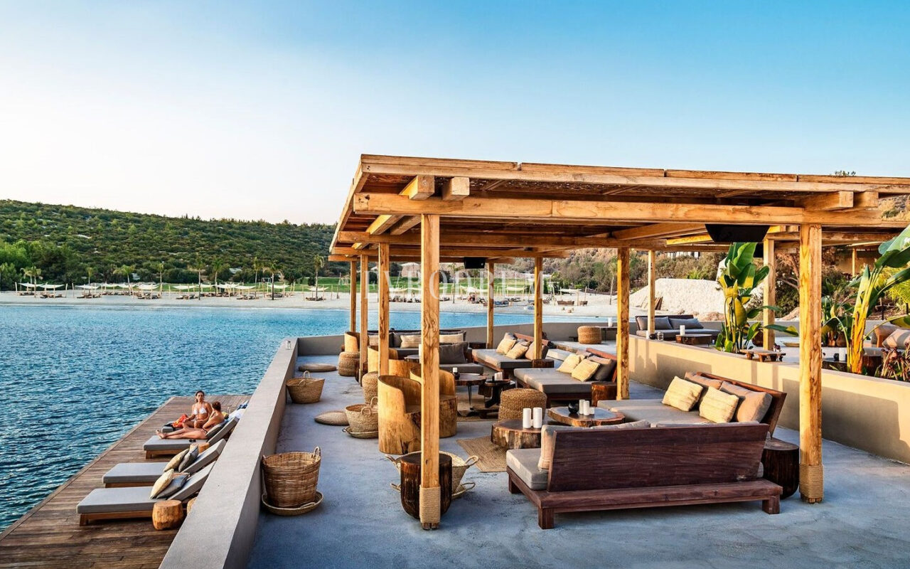 Özel Havuzlu ve Bahçeli Denize Sıfır Villa